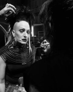 Josie Instagram - Qué nervios al subir por el clonador con un esmoquin blanco y negro y bajar desde un tobogán 🛝 convertido en @alaskaoficial para estar directamente en #laboladecristal... ✨🔮✨Esa es la magia de @tucaramesuena que nos da noches tan inolvidables como esta🙌🏻❣️🙌🏻... Gracias al equipo de vestuario y caracterización de @gestmusic por tanta paciencia y minuciosidad al hacer una conversion tan larga y complicada... ✨❣️✨ Y gracias siempre @anneigartiburu por unas instantáneas que son ya historia de mi vida televisiva #viviendorase Plató de Tu cara me suena