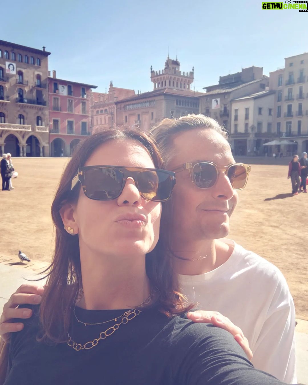Josie Instagram - Peregrinar a la catedral de Sert en Vic era un sueño ansiado y raséeeeeeeee... Maravilla de día con @rosarioderojas #viviendorasé ❣️! :-)