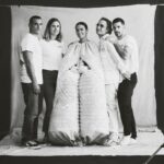 Josie Instagram - Ojalá vuestros sueños se hagan realidad este año. Ojalá se cumplan los deseos personales de tantos seres humanos que han huido de conflictos buscando una nueva oportunidad y han querido plasmarlos en la capa de @garaizabalstudio que habéis visto esta noche... Ojalá en 2023 podamos iniciar un camino de paz para todos y la paloma de @jacintodemanuel nos traiga suerte 🕊️ Gracias @eacnur por apoyarme en este proyecto que hicisteis vuestro desde el minuto cero. Gracias a todos los refugiados que habéis participado, customizando esta tienda de campaña que ahora es una capa llena de humanidad, amor y una lección de vida que nunca olvidaré... Gracias @cristipedroche por confiar en mí por octavo año consecutivo y creer en esta idea hasta el final una vez más... Feliz año a todos y sobre todo PAZ 🕊️