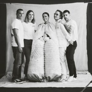 Josie Instagram - Ojalá vuestros sueños se hagan realidad este año. Ojalá se cumplan los deseos personales de tantos seres humanos que han huido de conflictos buscando una nueva oportunidad y han querido plasmarlos en la capa de @garaizabalstudio que habéis visto esta noche... Ojalá en 2023 podamos iniciar un camino de paz para todos y la paloma de @jacintodemanuel nos traiga suerte 🕊️ Gracias @eacnur por apoyarme en este proyecto que hicisteis vuestro desde el minuto cero. Gracias a todos los refugiados que habéis participado, customizando esta tienda de campaña que ahora es una capa llena de humanidad, amor y una lección de vida que nunca olvidaré... Gracias @cristipedroche por confiar en mí por octavo año consecutivo y creer en esta idea hasta el final una vez más... Feliz año a todos y sobre todo PAZ 🕊️