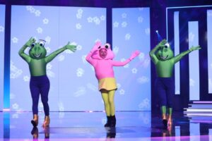 Josie Instagram - Menos mal que no me he marchado de esta décima edición sin hacer un número infantil dedicado a tantos niños que nos han visto cada viernes durante los 16 programas que la han conformado... 🩷🐸! Gracias por estar ahí y gracias @tucaramesuena por haberme devuelto a la infancia. En esta y en todas las actuaciones que me ha regalado el pulsador, he luchado y trabajado muy duro para defender la imitación en un mundo inexplorado para mí... He cantado, bailado y vivido esta experiencia como el niño que fui #viviendorase :-)