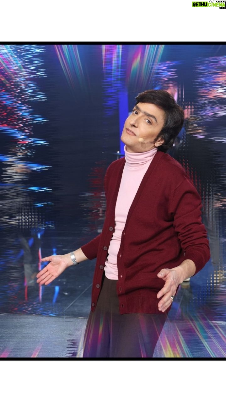 Josie Instagram - Os dejo el inicio de mi actuación en la Gala7 de @tucaramesuena 10! Me encanta la entrada y salida del clonador... 🤣 Muy contento con este canto a Galicia vía Andrés Do Barro ✨🙌🏻✨ Espero que os guste y que me pongáis notas numéricas. Os leo y espero el próximo viernes a las 22h en @antena3com #viviendorasé ✨🥳✨