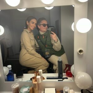 Josie Instagram - Nueve años separan estas dos fotos… Empezamos en una pensión que ya no existe, sobre una cama de níquel y sin camerino, ni espejo de luces ni nada porque el pescado de las campanadas estaba vendido… Soñamos con que ese panorama podía cambiar porque las #pedrochecampanadas están hechas de sueños, fantasías, momentos muy divertidos, un equipo increíble; pero también mucho esfuerzo, sinsabores y una capacidad de aguante de lío mediático que de verdad es demasiado bestia… Algún día lo contaré bien, pero hoy solo quiero dar la ENHORABUENA a @cristipedroche por haber liderado un año más y por ser tan valiente siempre, tan fiel a su equipo y tan buena tía. Orgulloso de ti siempre, contento con el resultado y eternamente, las puertas de Villa Josie de par en par abiertas para ti, con familia y el equipo incondicional: @_oscarlozano @caroli_makeup y @mariaacostapulido 🩷🩷🩷 Aquí estaremos siempre contigo #viviendorasé :-)
