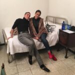 Josie Instagram - Nueve años separan estas dos fotos… Empezamos en una pensión que ya no existe, sobre una cama de níquel y sin camerino, ni espejo de luces ni nada porque el pescado de las campanadas estaba vendido… Soñamos con que ese panorama podía cambiar porque las #pedrochecampanadas están hechas de sueños, fantasías, momentos muy divertidos, un equipo increíble; pero también mucho esfuerzo, sinsabores y una capacidad de aguante de lío mediático que de verdad es demasiado bestia… Algún día lo contaré bien, pero hoy solo quiero dar la ENHORABUENA a @cristipedroche por haber liderado un año más y por ser tan valiente siempre, tan fiel a su equipo y tan buena tía. Orgulloso de ti siempre, contento con el resultado y eternamente, las puertas de Villa Josie de par en par abiertas para ti, con familia y el equipo incondicional: @_oscarlozano @caroli_makeup y @mariaacostapulido 🩷🩷🩷 Aquí estaremos siempre contigo #viviendorasé :-) Puerta del Sol