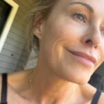 Josie Bissett Instagram - My new friend ❤️ She comes to the door and waits for her apples 🍎 #pnw Pacific Northwest