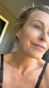 Josie Bissett Instagram - My new friend ❤️ She comes to the door and waits for her apples 🍎 #pnw Pacific Northwest