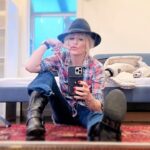 Josie Bissett Instagram - Thanks so much @aubeautymat @askusueabtymagazine @shesa10times5 @themagnoliablack for my make-up mat! I absolutely love it! #unbreakable #grateful Seattle, Washington
