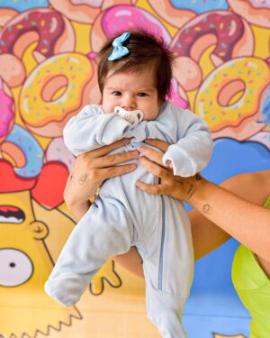 Jottapê Instagram - E @athenaoficial_ foi pegar chupeta logo hoje pra entrar no personagem! 😂 #3MesesDaAthena 🍩