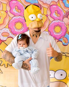 Jottapê Instagram - E @athenaoficial_ foi pegar chupeta logo hoje pra entrar no personagem! 😂 #3MesesDaAthena 🍩