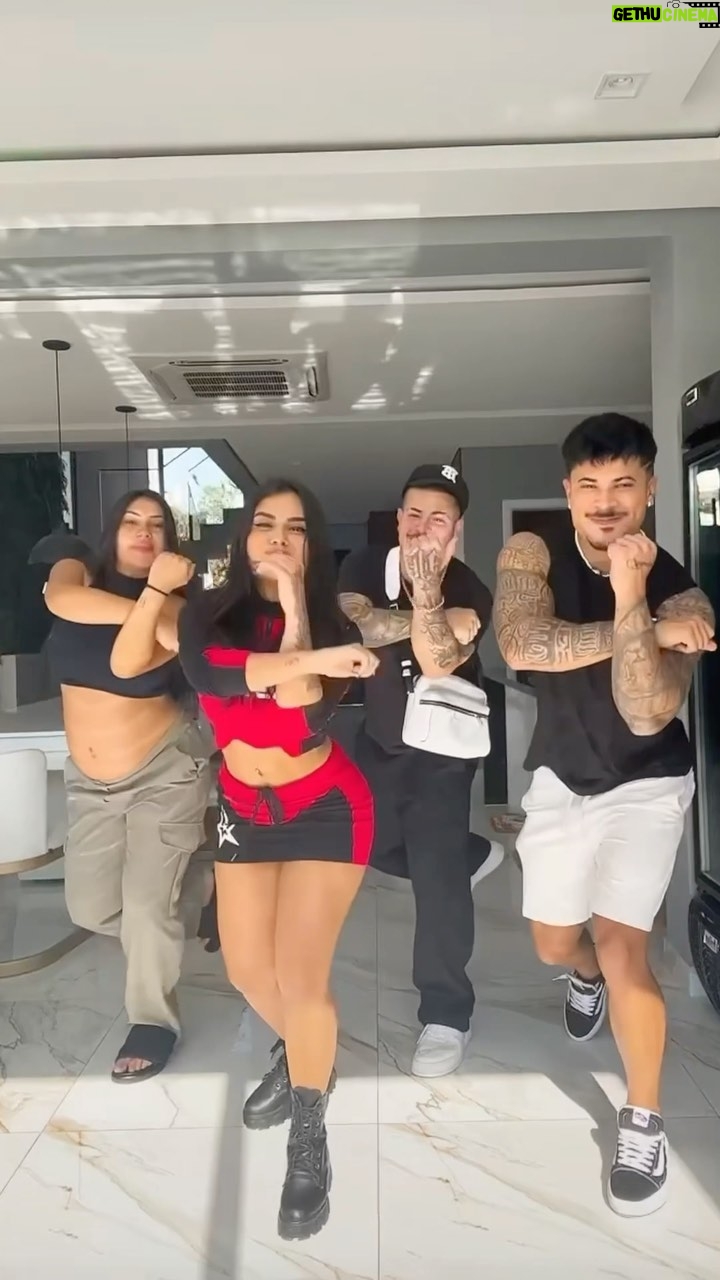 Jottapê Instagram - O quarteto fantástico passando na sua tela! 🫰🏻 (NA VERDADE SOMOS 5) 👶🏻😍 • DÚVIDO VOCÊS ACHAREM O ERRO NO MEIO DO VÍDEO 😂 🤦🏻♀️
