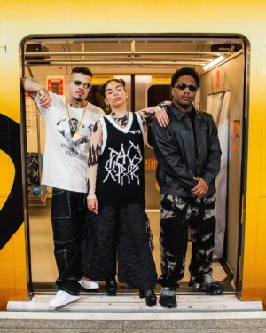 Jottapê Instagram - A nova temporada de Sintonia tá no mundo! E pra celebrar, tem entrevista do @podpah com esse trio, gravada diretamente em um trem sentido quebrada! Nois tá como? 🔑😎

📸: @natioden.pic
