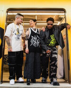 Jottapê Instagram - A nova temporada de Sintonia tá no mundo! E pra celebrar, tem entrevista do @podpah com esse trio, gravada diretamente em um trem sentido quebrada! Nois tá como? 🔑😎

📸: @natioden.pic