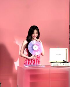 Joy Instagram - 2023년 12월 31일. 2024년을 앞두고 모두 편안한 밤 되기를.🌙🧚‍♀️