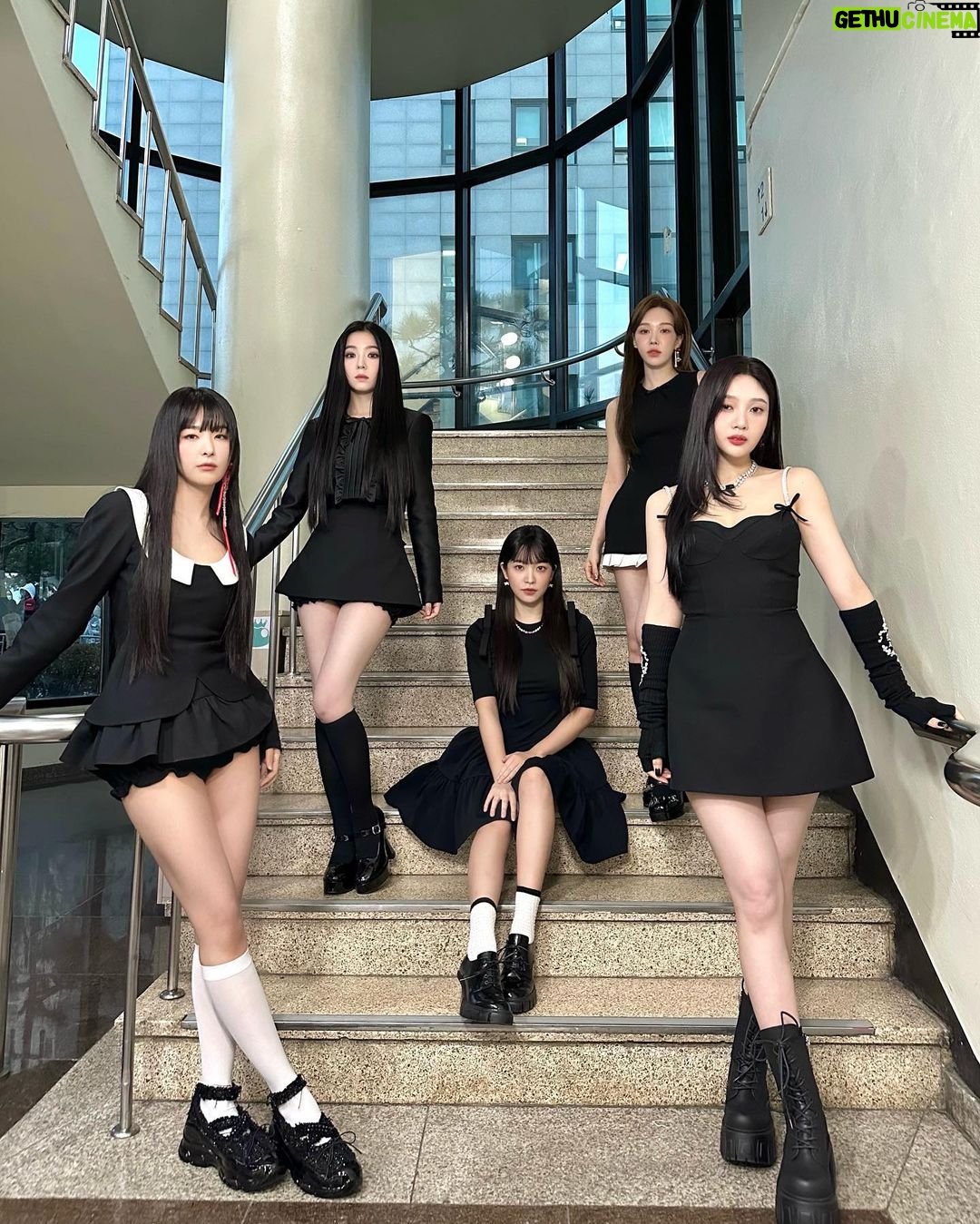 Joy Instagram - 칠킬 뮤뱅 첫방🖤 응원해준 러비들 사랑하고 고맙습니다🥹💚♥️