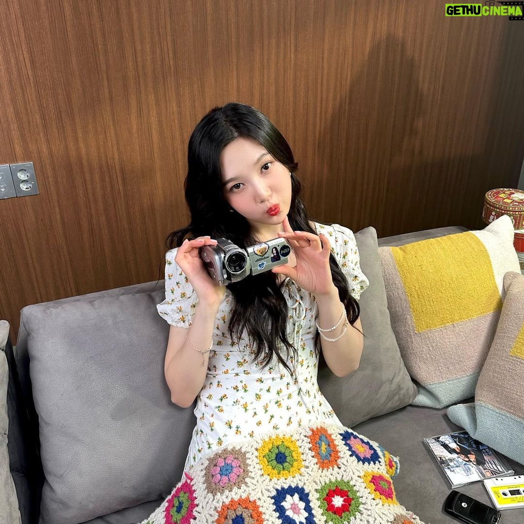 Joy Instagram - 이 감성 뭔지 알자나…♥️ 증말로 니가 웃으면 나더 젛거든여어~🥰 다덜 뒤집어지게 재미난 한가위 보내세여어~♥️