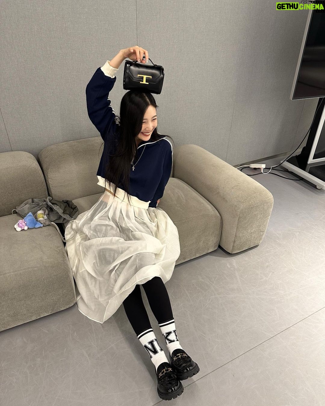 Joy Instagram - Tall and tan and young and lovely🥰🎵🎤