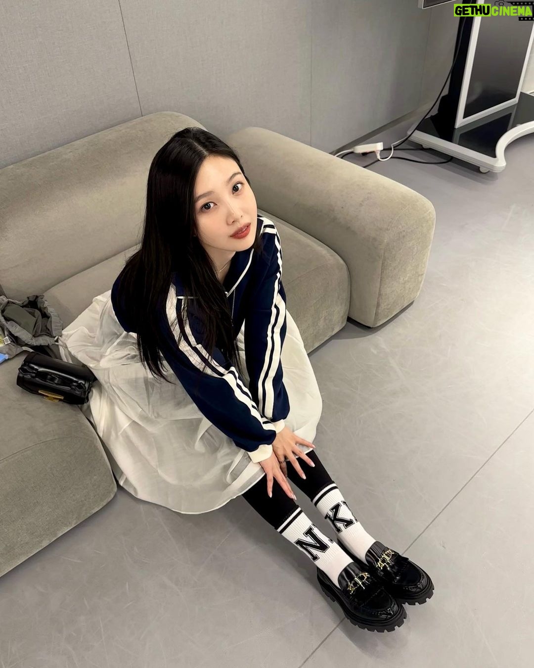 Joy Instagram - Tall and tan and young and lovely🥰🎵🎤