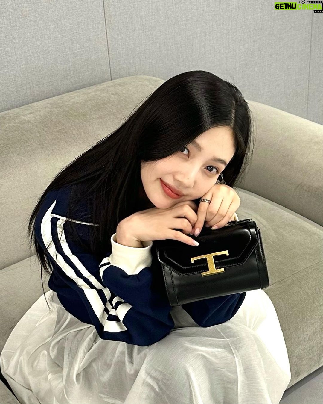 Joy Instagram - Tall and tan and young and lovely🥰🎵🎤