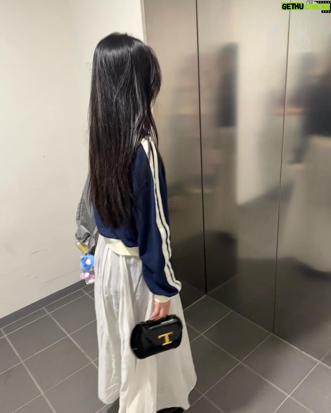 Joy Instagram - Tall and tan and young and lovely🥰🎵🎤