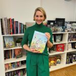 Judith Rakers Instagram - Wie ihr wieder alle mitgeraten habt 😍! ZAUBERHAFT!! Also, hier kommt die Auflösung: das Schaufenster gehört zu dem verlagseigenen Buchladen vom @kosmos_verlag , dem Kinder-, Spiele- und Naturbuch-Verlag mit Sitz in Stuttgart. Ich war gestern dort, um endlich mal alle, mit denen ich in den letzten beiden Jahren zusammengearbeitet habe, persönlich kennen zu lernen. Wir haben gemeinsam das Kinderbuch, einen Experimentierkasten und ein Brettspiel entwickelt. Das Kinderbuch ist bereits veröffentlicht, als nächstes kommt der Experimentierkasten (den ich schon mal als Muster mit nach Hause nehmen durfte - bisher hatte ich immer nur einzelne Teile gesehen) und am Brettspiel arbeiten wir noch. Nächste Woche finalisiere ich die Spiel-Anleitung. Aber alle drei Produkte kommen noch in diesem Frühjahr. Auf dass ganz viele Kinder, den Gemüseanbau und noch mehr Natur für sich entdecken! 💚🥕🐣 Die richtige Antwort in meiner kleinen Rätselfrage kam gestern übrigens überraschend schnell (siehe Screenshot): das signierte Buch mit Widmung geht nächste Woche raus. 🎁 Und euch erinnere ich gerne an die Lesung morgen um 15:00 Uhr. Ich lese aus dem Kinderbuch in einem kleinen Insta-Live! Vielleicht habt ihr ja Lust, mir ein bisschen zuzuhören. Bis morgen, eure Judith (mit Jack 🐾😉) #kosmosverlag #stuttgart #kinderbuch #experimentierkasten #brettspiel #Jacktheswiffer #MeinekleineFarm