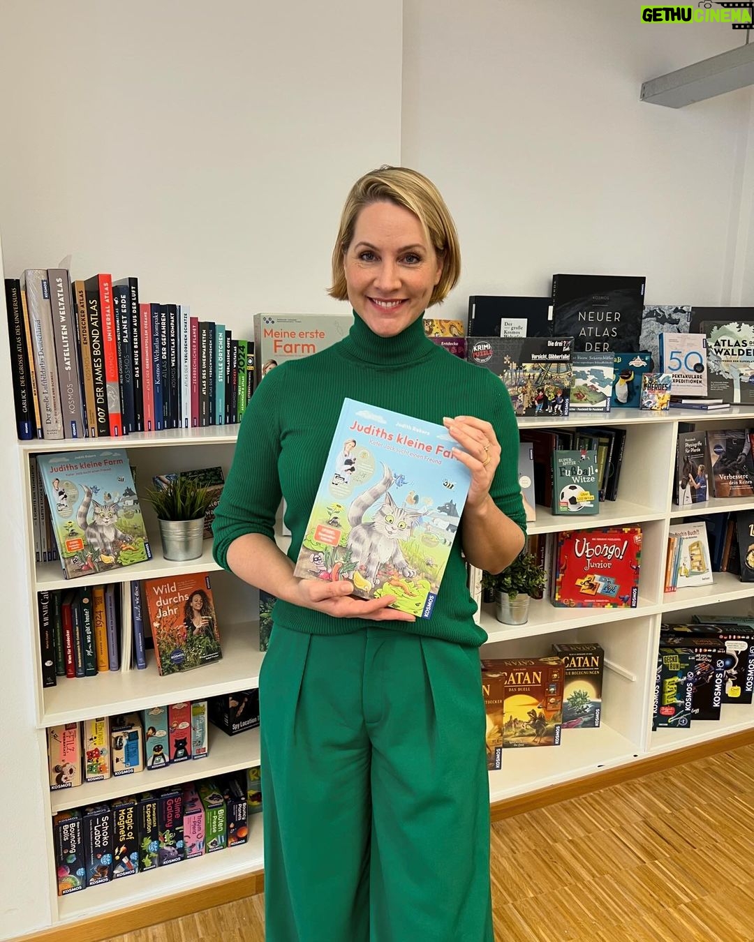 Judith Rakers - 10.9K Likes - Wie ihr wieder alle mitgeraten habt 😍! ZAUBERHAFT!! Also, hier kommt die Auflösung: das Schaufenster gehört zu dem verlagseigenen Buchladen vom @kosmos_verlag , dem Kinder-, Spiele- und Naturbuch-Verlag mit Sitz in Stuttgart. Ich war gestern dort, um endlich mal alle, mit denen ich in den letzten beiden Jahren zusammengearbeitet habe, persönlich kennen zu lernen. Wir haben gemeinsam das Kinderbuch, einen Experimentierkasten und ein Brettspiel entwickelt. Das Kinderbuch ist bereits veröffentlicht, als nächstes kommt der Experimentierkasten (den ich schon mal als Muster mit nach Hause nehmen durfte - bisher hatte ich immer nur einzelne Teile gesehen) und am Brettspiel arbeiten wir noch. Nächste Woche finalisiere ich die Spiel-Anleitung. Aber alle drei Produkte kommen noch in diesem Frühjahr. Auf dass ganz viele Kinder, den Gemüseanbau und noch mehr Natur für sich entdecken! 💚🥕🐣 Die richtige Antwort in meiner kleinen Rätselfrage kam gestern übrigens überraschend schnell (siehe Screenshot): das signierte Buch mit Widmung geht nächste Woche raus. 🎁 Und euch erinnere ich gerne an die Lesung morgen um 15:00 Uhr. Ich lese aus dem Kinderbuch in einem kleinen Insta-Live! Vielleicht habt ihr ja Lust, mir ein bisschen zuzuhören. Bis morgen, eure Judith (mit Jack 🐾😉) #kosmosverlag #stuttgart #kinderbuch #experimentierkasten #brettspiel #Jacktheswiffer #MeinekleineFarm