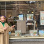 Judith Rakers Instagram – Wie ihr wieder alle mitgeraten habt 😍! ZAUBERHAFT!! Also, hier kommt die Auflösung: das Schaufenster gehört zu dem verlagseigenen Buchladen vom @kosmos_verlag , dem Kinder-, Spiele- und Naturbuch-Verlag mit Sitz in Stuttgart. Ich war gestern dort, um endlich mal alle, mit denen ich in den letzten beiden Jahren zusammengearbeitet habe, persönlich kennen zu lernen. Wir haben gemeinsam das Kinderbuch, einen Experimentierkasten und ein Brettspiel entwickelt. Das Kinderbuch ist bereits veröffentlicht, als nächstes kommt der Experimentierkasten (den ich schon mal als Muster mit nach Hause nehmen durfte – bisher hatte ich immer nur einzelne Teile gesehen) und am Brettspiel arbeiten wir noch. Nächste Woche finalisiere ich die Spiel-Anleitung. Aber alle drei Produkte kommen noch in diesem Frühjahr. Auf dass ganz viele Kinder, den Gemüseanbau und noch mehr Natur für sich entdecken! 💚🥕🐣 Die richtige Antwort in meiner kleinen Rätselfrage kam gestern übrigens überraschend schnell (siehe Screenshot): das signierte Buch mit Widmung geht nächste Woche raus. 🎁 Und euch erinnere ich gerne an die Lesung morgen um 15:00 Uhr. Ich lese aus dem Kinderbuch in einem kleinen Insta-Live! Vielleicht habt ihr ja Lust, mir ein bisschen zuzuhören. Bis morgen, eure Judith (mit Jack 🐾😉) #kosmosverlag #stuttgart #kinderbuch #experimentierkasten #brettspiel #Jacktheswiffer #MeinekleineFarm
