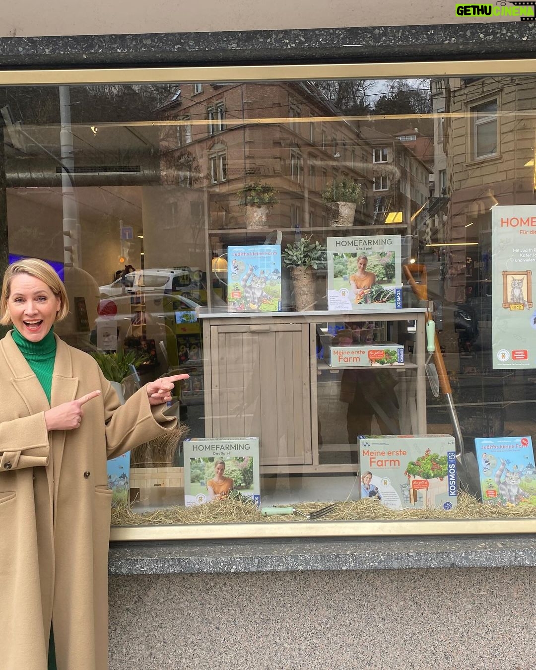 Judith Rakers - 10.9K Likes - Wie ihr wieder alle mitgeraten habt 😍! ZAUBERHAFT!! Also, hier kommt die Auflösung: das Schaufenster gehört zu dem verlagseigenen Buchladen vom @kosmos_verlag , dem Kinder-, Spiele- und Naturbuch-Verlag mit Sitz in Stuttgart. Ich war gestern dort, um endlich mal alle, mit denen ich in den letzten beiden Jahren zusammengearbeitet habe, persönlich kennen zu lernen. Wir haben gemeinsam das Kinderbuch, einen Experimentierkasten und ein Brettspiel entwickelt. Das Kinderbuch ist bereits veröffentlicht, als nächstes kommt der Experimentierkasten (den ich schon mal als Muster mit nach Hause nehmen durfte - bisher hatte ich immer nur einzelne Teile gesehen) und am Brettspiel arbeiten wir noch. Nächste Woche finalisiere ich die Spiel-Anleitung. Aber alle drei Produkte kommen noch in diesem Frühjahr. Auf dass ganz viele Kinder, den Gemüseanbau und noch mehr Natur für sich entdecken! 💚🥕🐣 Die richtige Antwort in meiner kleinen Rätselfrage kam gestern übrigens überraschend schnell (siehe Screenshot): das signierte Buch mit Widmung geht nächste Woche raus. 🎁 Und euch erinnere ich gerne an die Lesung morgen um 15:00 Uhr. Ich lese aus dem Kinderbuch in einem kleinen Insta-Live! Vielleicht habt ihr ja Lust, mir ein bisschen zuzuhören. Bis morgen, eure Judith (mit Jack 🐾😉) #kosmosverlag #stuttgart #kinderbuch #experimentierkasten #brettspiel #Jacktheswiffer #MeinekleineFarm