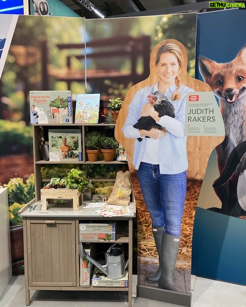 Judith Rakers Instagram - Wie ihr wieder alle mitgeraten habt 😍! ZAUBERHAFT!! Also, hier kommt die Auflösung: das Schaufenster gehört zu dem verlagseigenen Buchladen vom @kosmos_verlag , dem Kinder-, Spiele- und Naturbuch-Verlag mit Sitz in Stuttgart. Ich war gestern dort, um endlich mal alle, mit denen ich in den letzten beiden Jahren zusammengearbeitet habe, persönlich kennen zu lernen. Wir haben gemeinsam das Kinderbuch, einen Experimentierkasten und ein Brettspiel entwickelt. Das Kinderbuch ist bereits veröffentlicht, als nächstes kommt der Experimentierkasten (den ich schon mal als Muster mit nach Hause nehmen durfte - bisher hatte ich immer nur einzelne Teile gesehen) und am Brettspiel arbeiten wir noch. Nächste Woche finalisiere ich die Spiel-Anleitung. Aber alle drei Produkte kommen noch in diesem Frühjahr. Auf dass ganz viele Kinder, den Gemüseanbau und noch mehr Natur für sich entdecken! 💚🥕🐣 Die richtige Antwort in meiner kleinen Rätselfrage kam gestern übrigens überraschend schnell (siehe Screenshot): das signierte Buch mit Widmung geht nächste Woche raus. 🎁 Und euch erinnere ich gerne an die Lesung morgen um 15:00 Uhr. Ich lese aus dem Kinderbuch in einem kleinen Insta-Live! Vielleicht habt ihr ja Lust, mir ein bisschen zuzuhören. Bis morgen, eure Judith (mit Jack 🐾😉) #kosmosverlag #stuttgart #kinderbuch #experimentierkasten #brettspiel #Jacktheswiffer #MeinekleineFarm