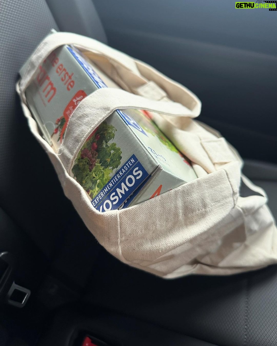 Judith Rakers - 10.9K Likes - Wie ihr wieder alle mitgeraten habt 😍! ZAUBERHAFT!! Also, hier kommt die Auflösung: das Schaufenster gehört zu dem verlagseigenen Buchladen vom @kosmos_verlag , dem Kinder-, Spiele- und Naturbuch-Verlag mit Sitz in Stuttgart. Ich war gestern dort, um endlich mal alle, mit denen ich in den letzten beiden Jahren zusammengearbeitet habe, persönlich kennen zu lernen. Wir haben gemeinsam das Kinderbuch, einen Experimentierkasten und ein Brettspiel entwickelt. Das Kinderbuch ist bereits veröffentlicht, als nächstes kommt der Experimentierkasten (den ich schon mal als Muster mit nach Hause nehmen durfte - bisher hatte ich immer nur einzelne Teile gesehen) und am Brettspiel arbeiten wir noch. Nächste Woche finalisiere ich die Spiel-Anleitung. Aber alle drei Produkte kommen noch in diesem Frühjahr. Auf dass ganz viele Kinder, den Gemüseanbau und noch mehr Natur für sich entdecken! 💚🥕🐣 Die richtige Antwort in meiner kleinen Rätselfrage kam gestern übrigens überraschend schnell (siehe Screenshot): das signierte Buch mit Widmung geht nächste Woche raus. 🎁 Und euch erinnere ich gerne an die Lesung morgen um 15:00 Uhr. Ich lese aus dem Kinderbuch in einem kleinen Insta-Live! Vielleicht habt ihr ja Lust, mir ein bisschen zuzuhören. Bis morgen, eure Judith (mit Jack 🐾😉) #kosmosverlag #stuttgart #kinderbuch #experimentierkasten #brettspiel #Jacktheswiffer #MeinekleineFarm