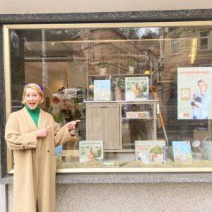 Judith Rakers Instagram - Überraschung in Stuttgart: Ich habe ein eigenes Fenster! 😍 Und da stehen sogar schon der Experimentierkasten und das Brettspiel drin (obwohl es beides noch gar nicht offiziell gibt). Wie kann das sein? Wer als erstes die Antwort hat, bekommt ein signiertes Buch von mir geschenkt ;-) #nanu #wieschnellsinddiedenn? #JackerobertdieSchaufenster