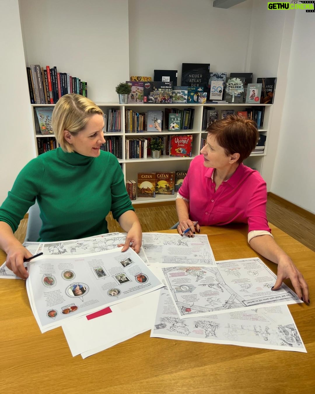 Judith Rakers - 10.9K Likes - Wie ihr wieder alle mitgeraten habt 😍! ZAUBERHAFT!! Also, hier kommt die Auflösung: das Schaufenster gehört zu dem verlagseigenen Buchladen vom @kosmos_verlag , dem Kinder-, Spiele- und Naturbuch-Verlag mit Sitz in Stuttgart. Ich war gestern dort, um endlich mal alle, mit denen ich in den letzten beiden Jahren zusammengearbeitet habe, persönlich kennen zu lernen. Wir haben gemeinsam das Kinderbuch, einen Experimentierkasten und ein Brettspiel entwickelt. Das Kinderbuch ist bereits veröffentlicht, als nächstes kommt der Experimentierkasten (den ich schon mal als Muster mit nach Hause nehmen durfte - bisher hatte ich immer nur einzelne Teile gesehen) und am Brettspiel arbeiten wir noch. Nächste Woche finalisiere ich die Spiel-Anleitung. Aber alle drei Produkte kommen noch in diesem Frühjahr. Auf dass ganz viele Kinder, den Gemüseanbau und noch mehr Natur für sich entdecken! 💚🥕🐣 Die richtige Antwort in meiner kleinen Rätselfrage kam gestern übrigens überraschend schnell (siehe Screenshot): das signierte Buch mit Widmung geht nächste Woche raus. 🎁 Und euch erinnere ich gerne an die Lesung morgen um 15:00 Uhr. Ich lese aus dem Kinderbuch in einem kleinen Insta-Live! Vielleicht habt ihr ja Lust, mir ein bisschen zuzuhören. Bis morgen, eure Judith (mit Jack 🐾😉) #kosmosverlag #stuttgart #kinderbuch #experimentierkasten #brettspiel #Jacktheswiffer #MeinekleineFarm