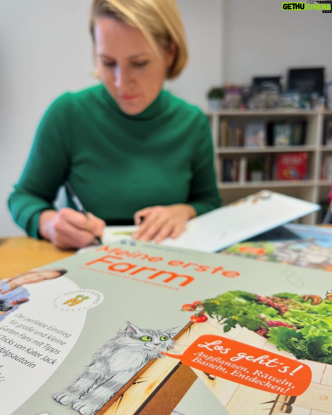 Judith Rakers - 10.9K Likes - Wie ihr wieder alle mitgeraten habt 😍! ZAUBERHAFT!! Also, hier kommt die Auflösung: das Schaufenster gehört zu dem verlagseigenen Buchladen vom @kosmos_verlag , dem Kinder-, Spiele- und Naturbuch-Verlag mit Sitz in Stuttgart. Ich war gestern dort, um endlich mal alle, mit denen ich in den letzten beiden Jahren zusammengearbeitet habe, persönlich kennen zu lernen. Wir haben gemeinsam das Kinderbuch, einen Experimentierkasten und ein Brettspiel entwickelt. Das Kinderbuch ist bereits veröffentlicht, als nächstes kommt der Experimentierkasten (den ich schon mal als Muster mit nach Hause nehmen durfte - bisher hatte ich immer nur einzelne Teile gesehen) und am Brettspiel arbeiten wir noch. Nächste Woche finalisiere ich die Spiel-Anleitung. Aber alle drei Produkte kommen noch in diesem Frühjahr. Auf dass ganz viele Kinder, den Gemüseanbau und noch mehr Natur für sich entdecken! 💚🥕🐣 Die richtige Antwort in meiner kleinen Rätselfrage kam gestern übrigens überraschend schnell (siehe Screenshot): das signierte Buch mit Widmung geht nächste Woche raus. 🎁 Und euch erinnere ich gerne an die Lesung morgen um 15:00 Uhr. Ich lese aus dem Kinderbuch in einem kleinen Insta-Live! Vielleicht habt ihr ja Lust, mir ein bisschen zuzuhören. Bis morgen, eure Judith (mit Jack 🐾😉) #kosmosverlag #stuttgart #kinderbuch #experimentierkasten #brettspiel #Jacktheswiffer #MeinekleineFarm
