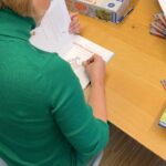 Judith Rakers Instagram – Wie ihr wieder alle mitgeraten habt 😍! ZAUBERHAFT!! Also, hier kommt die Auflösung: das Schaufenster gehört zu dem verlagseigenen Buchladen vom @kosmos_verlag , dem Kinder-, Spiele- und Naturbuch-Verlag mit Sitz in Stuttgart. Ich war gestern dort, um endlich mal alle, mit denen ich in den letzten beiden Jahren zusammengearbeitet habe, persönlich kennen zu lernen. Wir haben gemeinsam das Kinderbuch, einen Experimentierkasten und ein Brettspiel entwickelt. Das Kinderbuch ist bereits veröffentlicht, als nächstes kommt der Experimentierkasten (den ich schon mal als Muster mit nach Hause nehmen durfte – bisher hatte ich immer nur einzelne Teile gesehen) und am Brettspiel arbeiten wir noch. Nächste Woche finalisiere ich die Spiel-Anleitung. Aber alle drei Produkte kommen noch in diesem Frühjahr. Auf dass ganz viele Kinder, den Gemüseanbau und noch mehr Natur für sich entdecken! 💚🥕🐣 Die richtige Antwort in meiner kleinen Rätselfrage kam gestern übrigens überraschend schnell (siehe Screenshot): das signierte Buch mit Widmung geht nächste Woche raus. 🎁 Und euch erinnere ich gerne an die Lesung morgen um 15:00 Uhr. Ich lese aus dem Kinderbuch in einem kleinen Insta-Live! Vielleicht habt ihr ja Lust, mir ein bisschen zuzuhören. Bis morgen, eure Judith (mit Jack 🐾😉) #kosmosverlag #stuttgart #kinderbuch #experimentierkasten #brettspiel #Jacktheswiffer #MeinekleineFarm