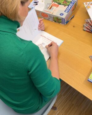 Judith Rakers Instagram - Wie ihr wieder alle mitgeraten habt 😍! ZAUBERHAFT!! Also, hier kommt die Auflösung: das Schaufenster gehört zu dem verlagseigenen Buchladen vom @kosmos_verlag , dem Kinder-, Spiele- und Naturbuch-Verlag mit Sitz in Stuttgart. Ich war gestern dort, um endlich mal alle, mit denen ich in den letzten beiden Jahren zusammengearbeitet habe, persönlich kennen zu lernen. Wir haben gemeinsam das Kinderbuch, einen Experimentierkasten und ein Brettspiel entwickelt. Das Kinderbuch ist bereits veröffentlicht, als nächstes kommt der Experimentierkasten (den ich schon mal als Muster mit nach Hause nehmen durfte - bisher hatte ich immer nur einzelne Teile gesehen) und am Brettspiel arbeiten wir noch. Nächste Woche finalisiere ich die Spiel-Anleitung. Aber alle drei Produkte kommen noch in diesem Frühjahr. Auf dass ganz viele Kinder, den Gemüseanbau und noch mehr Natur für sich entdecken! 💚🥕🐣 Die richtige Antwort in meiner kleinen Rätselfrage kam gestern übrigens überraschend schnell (siehe Screenshot): das signierte Buch mit Widmung geht nächste Woche raus. 🎁 Und euch erinnere ich gerne an die Lesung morgen um 15:00 Uhr. Ich lese aus dem Kinderbuch in einem kleinen Insta-Live! Vielleicht habt ihr ja Lust, mir ein bisschen zuzuhören. Bis morgen, eure Judith (mit Jack 🐾😉) #kosmosverlag #stuttgart #kinderbuch #experimentierkasten #brettspiel #Jacktheswiffer #MeinekleineFarm