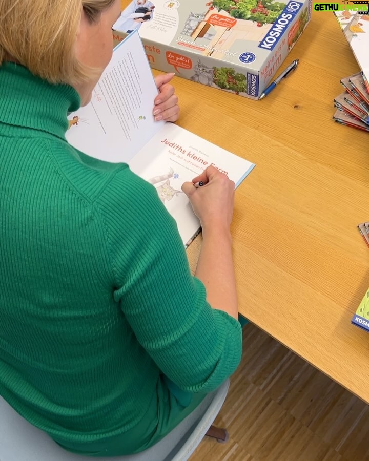 Judith Rakers - 10.9K Likes - Wie ihr wieder alle mitgeraten habt 😍! ZAUBERHAFT!! Also, hier kommt die Auflösung: das Schaufenster gehört zu dem verlagseigenen Buchladen vom @kosmos_verlag , dem Kinder-, Spiele- und Naturbuch-Verlag mit Sitz in Stuttgart. Ich war gestern dort, um endlich mal alle, mit denen ich in den letzten beiden Jahren zusammengearbeitet habe, persönlich kennen zu lernen. Wir haben gemeinsam das Kinderbuch, einen Experimentierkasten und ein Brettspiel entwickelt. Das Kinderbuch ist bereits veröffentlicht, als nächstes kommt der Experimentierkasten (den ich schon mal als Muster mit nach Hause nehmen durfte - bisher hatte ich immer nur einzelne Teile gesehen) und am Brettspiel arbeiten wir noch. Nächste Woche finalisiere ich die Spiel-Anleitung. Aber alle drei Produkte kommen noch in diesem Frühjahr. Auf dass ganz viele Kinder, den Gemüseanbau und noch mehr Natur für sich entdecken! 💚🥕🐣 Die richtige Antwort in meiner kleinen Rätselfrage kam gestern übrigens überraschend schnell (siehe Screenshot): das signierte Buch mit Widmung geht nächste Woche raus. 🎁 Und euch erinnere ich gerne an die Lesung morgen um 15:00 Uhr. Ich lese aus dem Kinderbuch in einem kleinen Insta-Live! Vielleicht habt ihr ja Lust, mir ein bisschen zuzuhören. Bis morgen, eure Judith (mit Jack 🐾😉) #kosmosverlag #stuttgart #kinderbuch #experimentierkasten #brettspiel #Jacktheswiffer #MeinekleineFarm