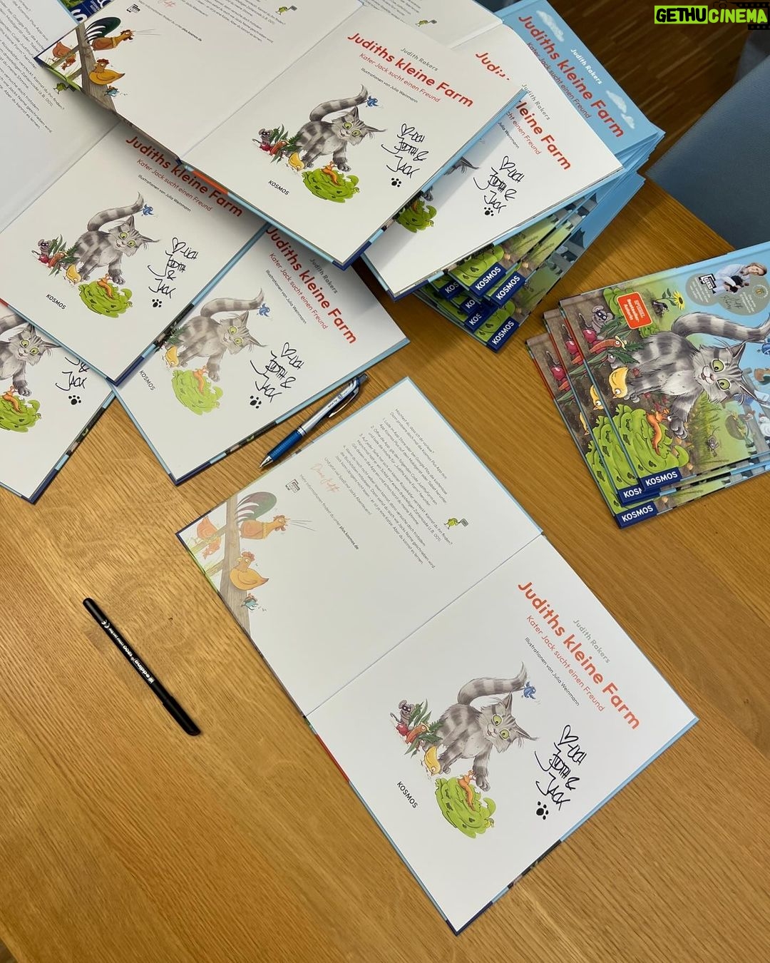 Judith Rakers - 10.9K Likes - Wie ihr wieder alle mitgeraten habt 😍! ZAUBERHAFT!! Also, hier kommt die Auflösung: das Schaufenster gehört zu dem verlagseigenen Buchladen vom @kosmos_verlag , dem Kinder-, Spiele- und Naturbuch-Verlag mit Sitz in Stuttgart. Ich war gestern dort, um endlich mal alle, mit denen ich in den letzten beiden Jahren zusammengearbeitet habe, persönlich kennen zu lernen. Wir haben gemeinsam das Kinderbuch, einen Experimentierkasten und ein Brettspiel entwickelt. Das Kinderbuch ist bereits veröffentlicht, als nächstes kommt der Experimentierkasten (den ich schon mal als Muster mit nach Hause nehmen durfte - bisher hatte ich immer nur einzelne Teile gesehen) und am Brettspiel arbeiten wir noch. Nächste Woche finalisiere ich die Spiel-Anleitung. Aber alle drei Produkte kommen noch in diesem Frühjahr. Auf dass ganz viele Kinder, den Gemüseanbau und noch mehr Natur für sich entdecken! 💚🥕🐣 Die richtige Antwort in meiner kleinen Rätselfrage kam gestern übrigens überraschend schnell (siehe Screenshot): das signierte Buch mit Widmung geht nächste Woche raus. 🎁 Und euch erinnere ich gerne an die Lesung morgen um 15:00 Uhr. Ich lese aus dem Kinderbuch in einem kleinen Insta-Live! Vielleicht habt ihr ja Lust, mir ein bisschen zuzuhören. Bis morgen, eure Judith (mit Jack 🐾😉) #kosmosverlag #stuttgart #kinderbuch #experimentierkasten #brettspiel #Jacktheswiffer #MeinekleineFarm