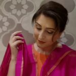 Juhi Babbar Instagram – 𝑲𝒖𝒄𝒉𝒉 𝒓𝒂𝒏𝒈 𝒑𝒆𝒉𝒆𝒏𝒕𝒆 𝒉𝒊 𝒅𝒊𝒍 𝒓𝒐𝒐𝒎𝒂𝒏𝒊 𝒔𝒂 𝒉𝒐 𝒋𝒂𝒂𝒕𝒂 𝒉𝒂𝒊..𝒉𝒂𝒊𝒏𝒂🌺?
This Banarasi Muga Silk Dupatta is handwoven over handlooms. It takes 2 days and labour of 2 weavers to culminate one dupatta. The kaarigari-each thread speaks volumes of our country’s rich art and heritage.
Thankyou Vaishali &  @bunkraftofficial for especially designing and weaving this beauty for me in my favourite pink🌺

#HandwovenDupatta #BanarasiSilk #Artistry #Craftsmanship #IndianHeritage #Indianhandloom #TraditionalWeaving  #CulturalCraft #EthnicFashion #TextileArt #ArtisanalCraftsmanship #HandcraftedBeauty #FashionWithHeart #IndianArtistry #UniqueDesigns #TextileTradition #BunkraftCreations #VaishaliDesigns #PinkPerfection #HandmadeElegance #Juhibabbarsoni

Make up & Hair: @mehakmua 😘
