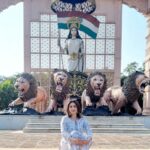 Juhi Babbar Instagram - Sitting here on the steps of the BHARAT MATA at Aamby valley city -Sahara..remembering my Tauji, Shri Subroto Roy Sahara today on Republic day...He always said that 15th August & 26th January should be celebrated like the biggest events of the year, more than birthdays, anniversaries, Diwali, Eid, New years etc etc.....kyunki yeh poore desh, poore Bharat ke tyohaar hain..har Hindustani ke tyohaar hain ✨🇮🇳✨ #bharatmata #26thjanuary #republicday #aambyvalley #saharaindia #saharashri #subrotoroy #tauji #family #juhibabbarsoni
