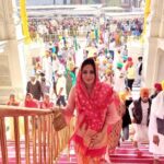 Juhi Babbar Instagram - All the World's Peace 🙏🤍🙏 #worldpeaceday #sukoon #peace #truth #harmindersahib #goldentemple #shriwaheguru #blessed #terisharan