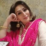 Juhi Babbar Instagram - हिंदी दिवस की शुभकामनाएं💞✒️🎭 . . . #HindiDiwas #CelebrateHindi #LanguageLove #HindiPride #HindiLiterature #IndianLanguages #हिंदी #हिंदीदिवस #हमारीभाषा #हिंदीप्रेम #हिंदीभाषा #हिंदीसाहित्य #हिन्दीकाव्य #हिन्दीकविता #हिंदीमेंबोलो #हिंदीशब्द #हिंदीमेंगाना #हिंदीमेंपढ़ो #juuhibabbarsoni Edit @_the_sanaeya 💕