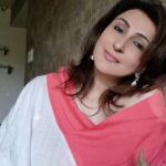 Juhi Babbar Instagram - Yeh..Tumhaari Meri Baatein, Hameshaa Yuhin Chalti Rahein 🌟💬✨ Outfit by @shabanakhanstrousseaulounge 💫 (Baatein, Self Portrait, Chai, Moments) #YehTumhariMeriBaatein #LoveInWords #EndlessConversations #MeTime