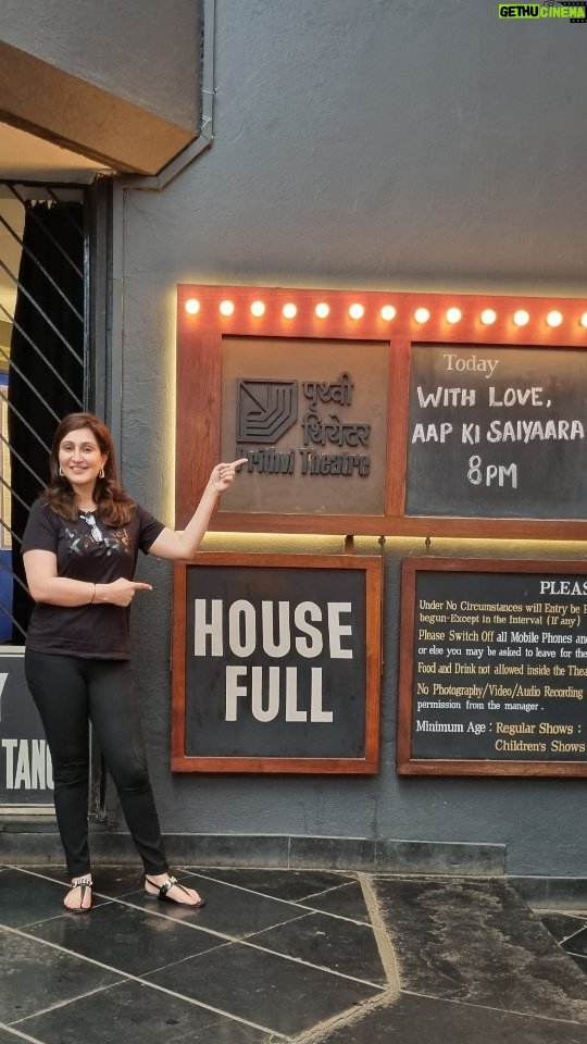 Juhi Babbar Instagram - Shukriya Meherbaani Karam....With Love Aap Ki Saiyaara 💕House fulllllll !! My dear Audience,Thankyou for braving the Mumbai monsoon! Thankyou for so much love🤗🙏Can't wait to see u all ! #WithLoveAapKiSaiyaara #houseful #myplay #teamwork #ekjutetheatregroup #mumbaimonsoon #mumbaitheatre #prithvitheatre #lovemyaudience #grateful #thankful #blessed