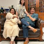 Juhi Babbar Instagram - 20th July 2023.. "HAPPY" "BIRTHDAY"..aap hi se hai💞 #Blessed Came back on 19th from our U.S holiday only so I can be with my parents on 20th July !Totally jet lagged😄 can barely keep my eyes open..but allll worth it!! Nothing gives me more happiness than being with my parents on my birthday 💖💝 Friends & Family, thank you for flooding my phone with messages & calls🤗 I promise to finish replying to all today! PS: just 143 whatsapp messages more to go...😘 @aaryababbar222 Thanku for this pic 🥰 #20thjuly #mybirthday #juhibabbarsoni #parents #family #usaholiday #backhome #rajbabbar #nadirababbar #anupsoni #imaanbabbarsoni #aaryababbar #jasminebabbar #prateikbabbar #kishanbabbar #jasjeetbabbar #kajribabbar