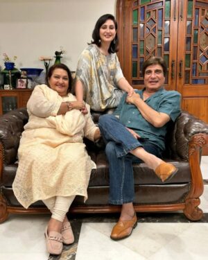 Juhi Babbar Instagram - 20th July 2023.. "HAPPY" "BIRTHDAY"..aap hi se hai💞 #Blessed
Came back on 19th from our U.S holiday only so I can be with my parents on 20th July !Totally jet lagged😄 can barely keep my eyes open..but allll worth it!! Nothing gives me more happiness than being with my parents on my birthday 💖💝

Friends & Family, thank you for flooding my phone with messages & calls🤗 I promise to finish replying to all today! PS: just 143 whatsapp messages more to go...😘

@aaryababbar222
Thanku for this pic 🥰

#20thjuly #mybirthday #juhibabbarsoni #parents #family #usaholiday #backhome #rajbabbar #nadirababbar #anupsoni #imaanbabbarsoni #aaryababbar #jasminebabbar #prateikbabbar #kishanbabbar #jasjeetbabbar #kajribabbar