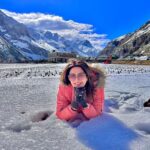 Juhi Babbar Instagram - Have a C❄️❄️L night with my SN❄️W dump☃️❄️ #snowdump #throwback #inthesnow #coolnight #loveit #funinthesnow #snowball #rollinginthesnow #saiyaaratour