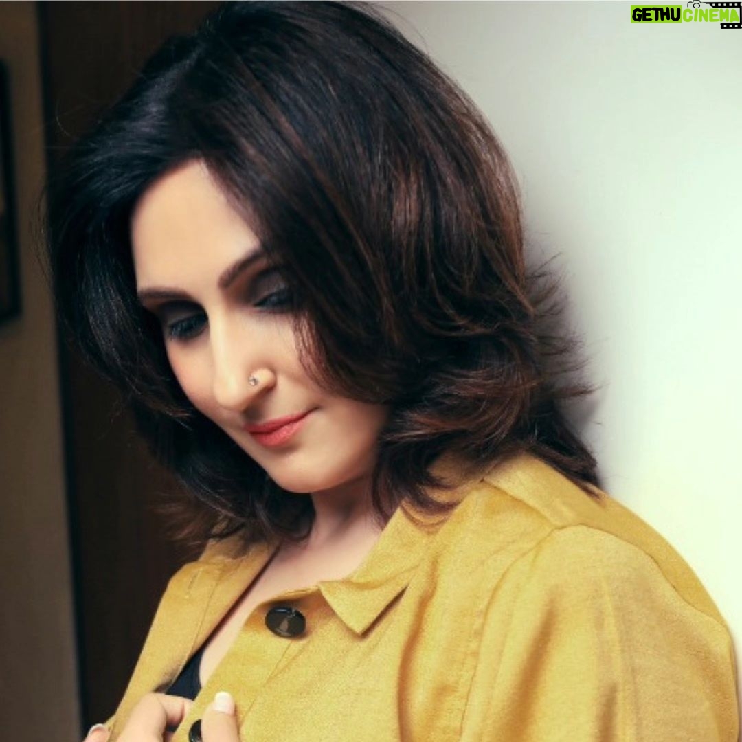 Juhi Babbar Instagram - Cozy Autumn Feels 🍂🍁 #Octobervibes #Octoberalready #FallFoliage #CrunchyLeaves #CozyNights #AutumnMagic #FallInLove #GoldenHour #SeasonalDelights #AutumnEssentials #Juhibabbarsoni 🌟 Photo @shivkohli_