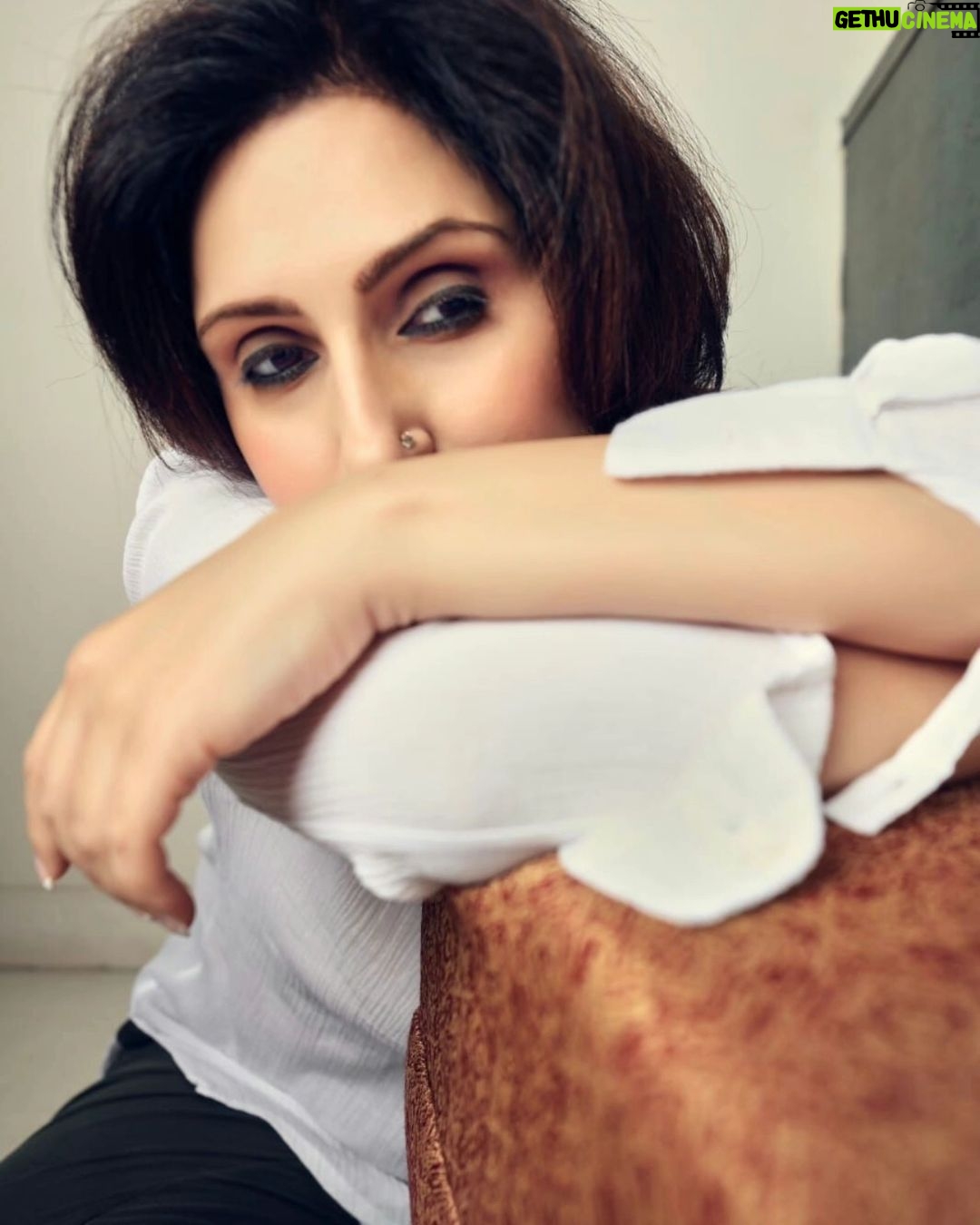 Juhi Babbar Instagram - Fry-Day 🤯 Subha se not a moment free….Brain ka curds ho raha hai😵💫 #friday #FryDay #workday #backtoback #workmodeon #workingalltime #subha #moment #free #workingallday #letsgo #instapicture #Eyes #beauty #juhibabbarsoni Photo @shivkohli_
