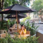 Juhi Babbar Instagram - 1am...too late to post! TOO LATE ISN'T IN MY VOCABULARY 😁 #America #holiday #washingtondc #instafun #yellow #waitingforfood #dhoop
