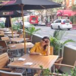 Juhi Babbar Instagram - 1am...too late to post! TOO LATE ISN'T IN MY VOCABULARY 😁 #America #holiday #washingtondc #instafun #yellow #waitingforfood #dhoop