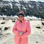 Juhi Babbar Instagram - Have a C❄️❄️L night with my SN❄️W dump☃️❄️ #snowdump #throwback #inthesnow #coolnight #loveit #funinthesnow #snowball #rollinginthesnow #saiyaaratour